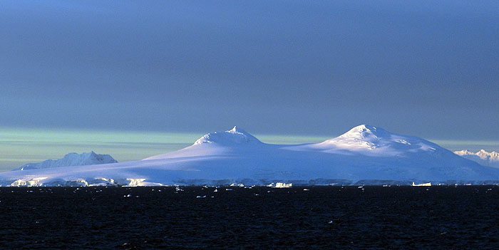 AQ1113LN1898_antarctic-peninsula-gerlache-strait-11pmsunset.jpg [© Last Frontiers Ltd]