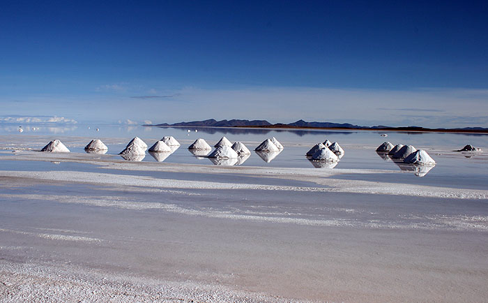 BO0409SK_uyuni-Salt-extraction-Uyuni.jpg [© Last Frontiers Ltd]