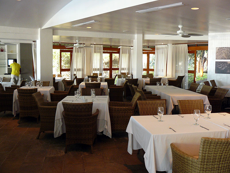 GP0917NL0068_finch-bay-restaurant.jpg [© Last Frontiers Ltd]