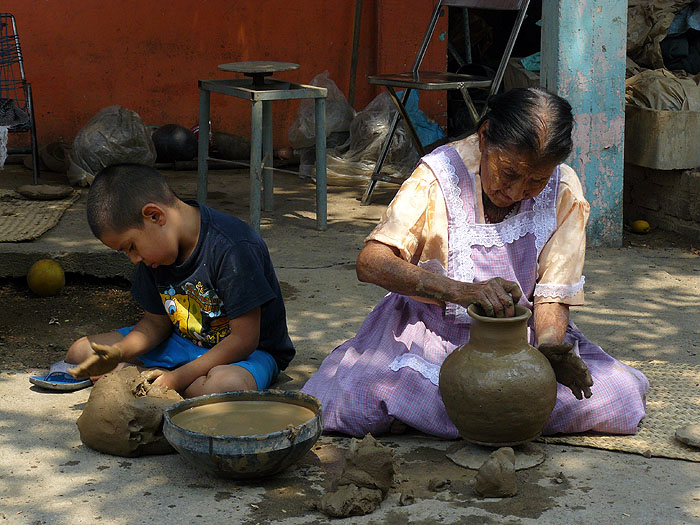MX0511SM0192_dona-sofia-and-family-black-pottery-san-bartolo-coyotepec.jpg [© Last Frontiers Ltd]