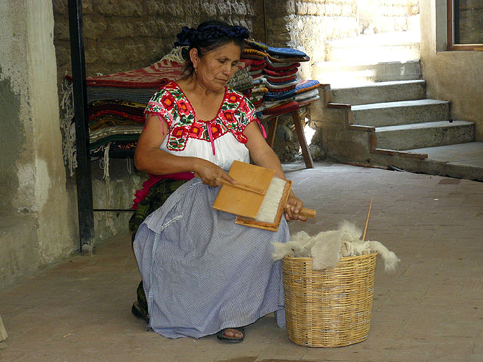 MX0511SM0266_ritz-family-teotitlan-valley-candel-making-and-weaving.jpg [© Last Frontiers Ltd]