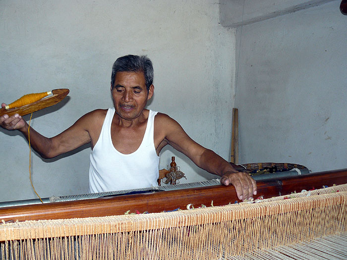 MX0511SM0268_ritz-family-teotitlan-valley-candel-making-and-weaving.jpg [© Last Frontiers Ltd]
