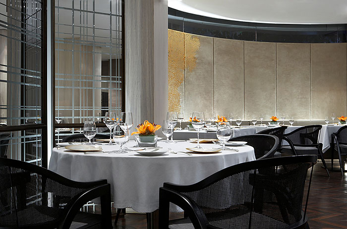 MX10BL_las-alcobas-restaurant-table-round.jpg [© Last Frontiers Ltd]
