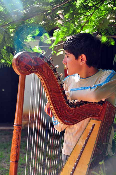 PY0210SM_santa-maria-paraguayan-harp.jpg [© Last Frontiers Ltd]
