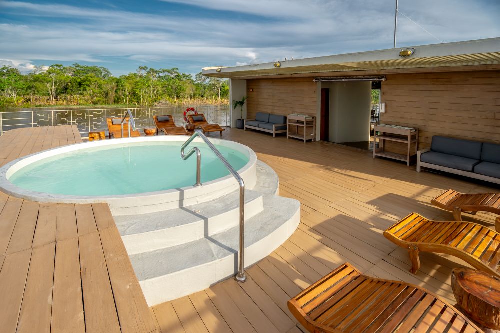 PE1801DE018_delfin-3-pool.jpg [© Last Frontiers Ltd]